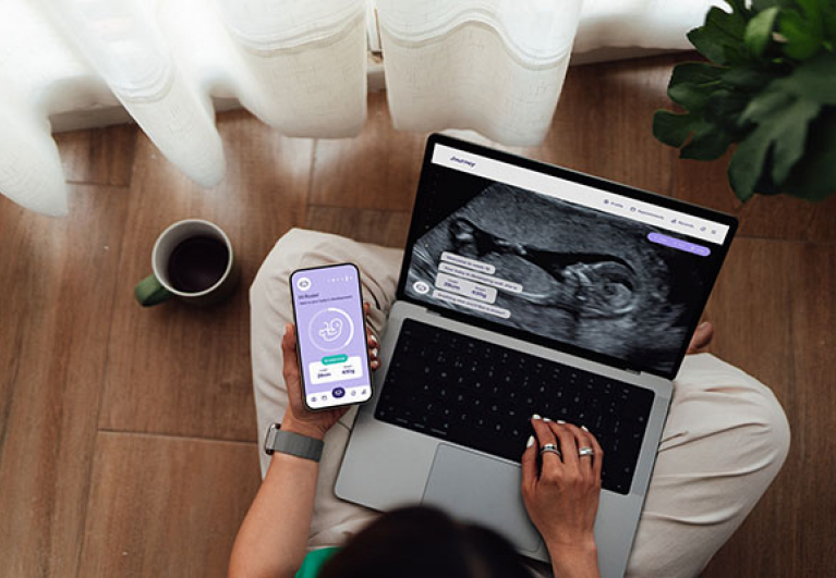 Mujer observando una ecografía